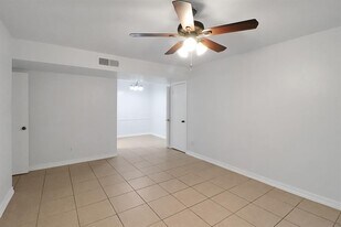 5929 Queensloch Dr in Houston, TX - Building Photo