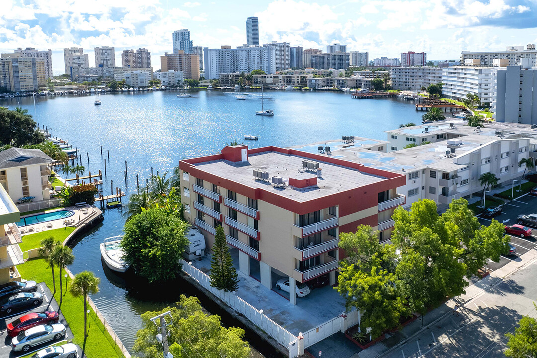 468 Golden Isles Dr in Hallandale Beach, FL - Building Photo