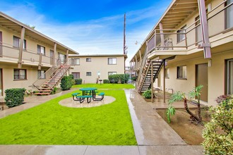 Glen Haven Apartments in Downey, CA - Foto de edificio - Building Photo