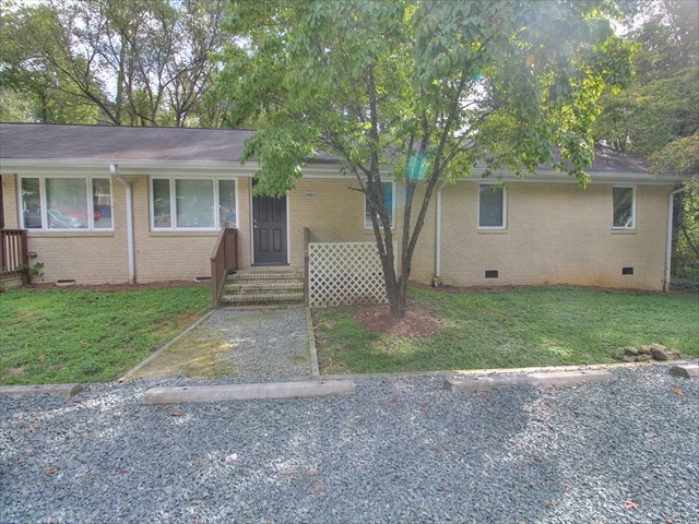 Beautiful 4, 5, and 6 Bedroom Duplexes!! in Chapel Hill, NC - Building Photo - Building Photo