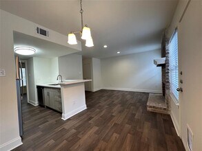 8003 Woodway Dr in Houston, TX - Building Photo - Building Photo