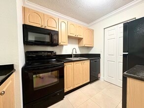 10755 SW 108th Ave, Unit 103 in Miami, FL - Foto de edificio - Building Photo