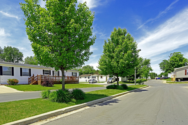 Meadowbrook Estates in Monroe, MI - Foto de edificio - Building Photo