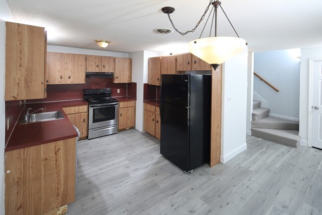 261 Twin Lakes Dr in Halifax, MA - Foto de edificio - Building Photo