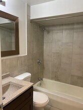 3710 N Pine Grove Ave, Unit ONE BED in Chicago, IL - Building Photo - Building Photo