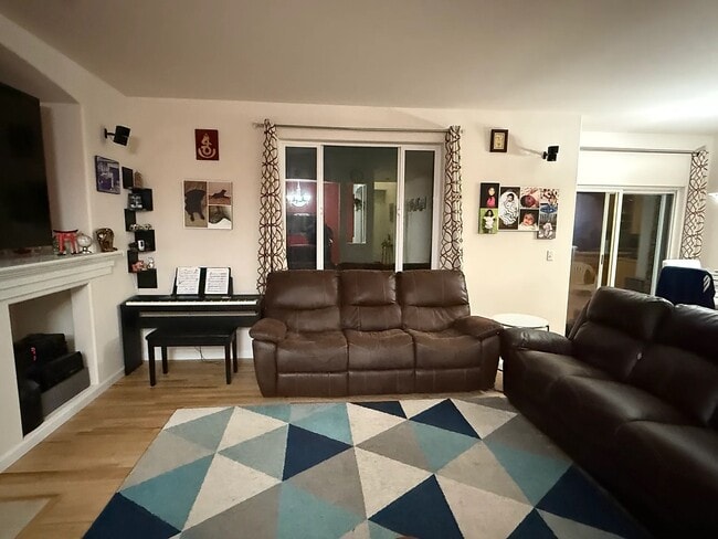 13243 124th Ct NE in Kirkland, WA - Foto de edificio - Building Photo