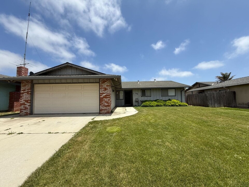 938 Estrada Ct in Salinas, CA - Building Photo