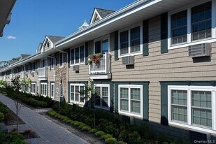 333 Candee Ave in Sayville, NY - Building Photo