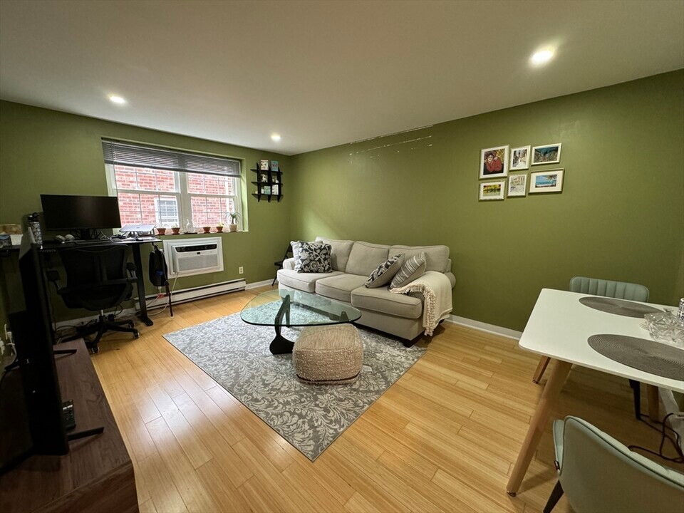 116 Sycamore St in Somerville, MA - Building Photo