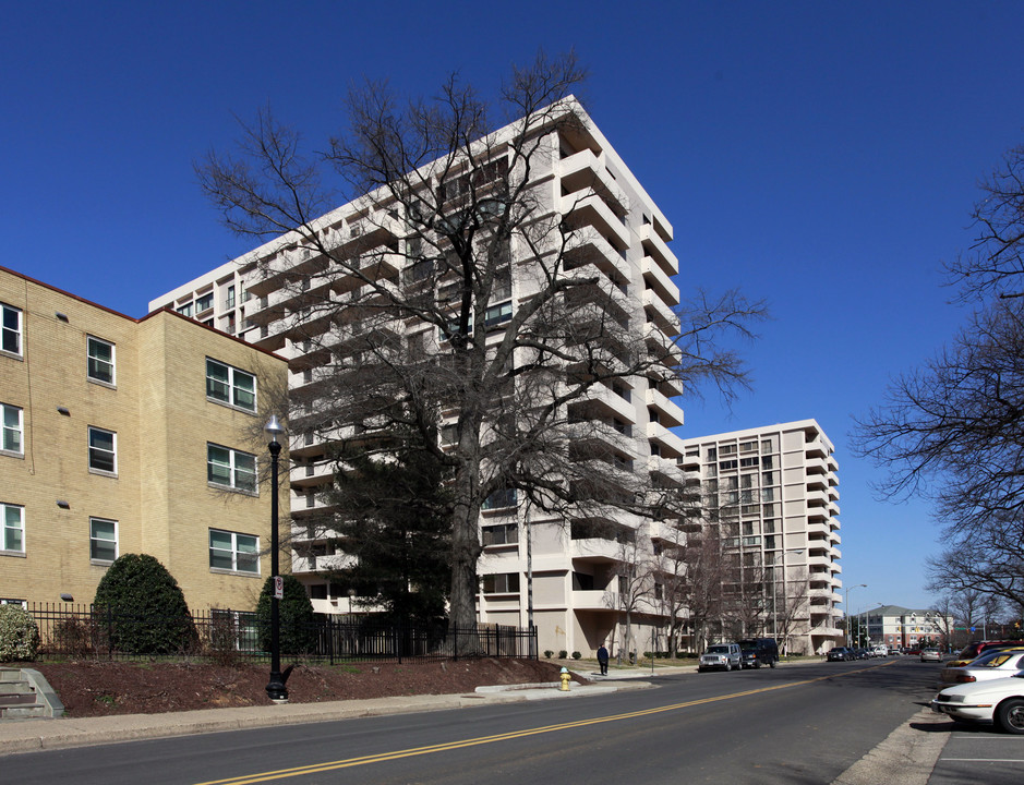 Hyde Park Condominium in Arlington, VA - Building Photo