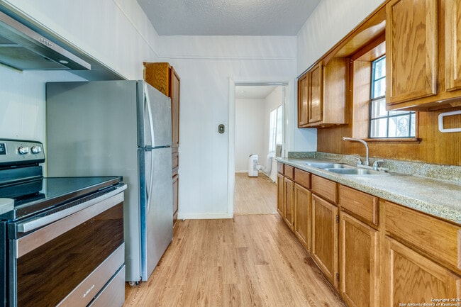 1145 W French Pl in San Antonio, TX - Building Photo - Building Photo