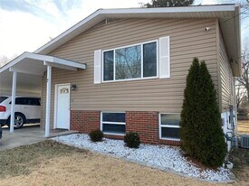 7 Edgeworth Ave in Maryland Heights, MO - Building Photo