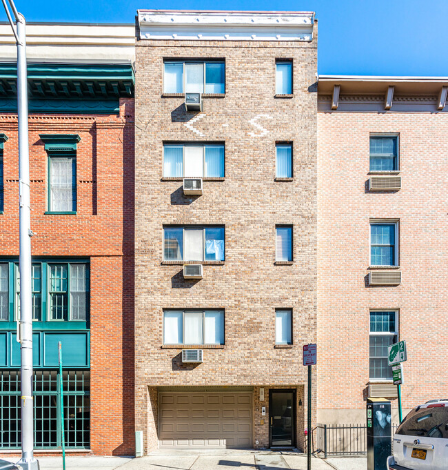 208 1st St in Hoboken, NJ - Foto de edificio - Building Photo