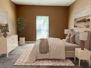 2425 Augusta Dr in Houston, TX - Foto de edificio - Building Photo