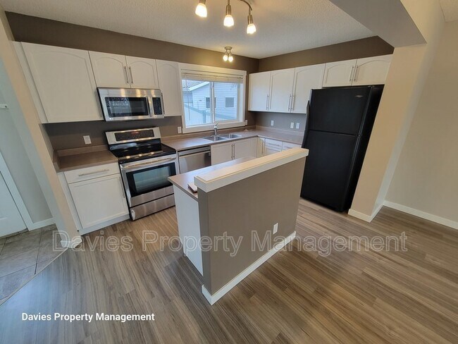 5061 Stanton Dr SW in Edmonton, AB - Building Photo - Building Photo