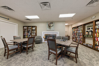 New England Club Independent Senior Living in Cincinnati, OH - Foto de edificio - Interior Photo