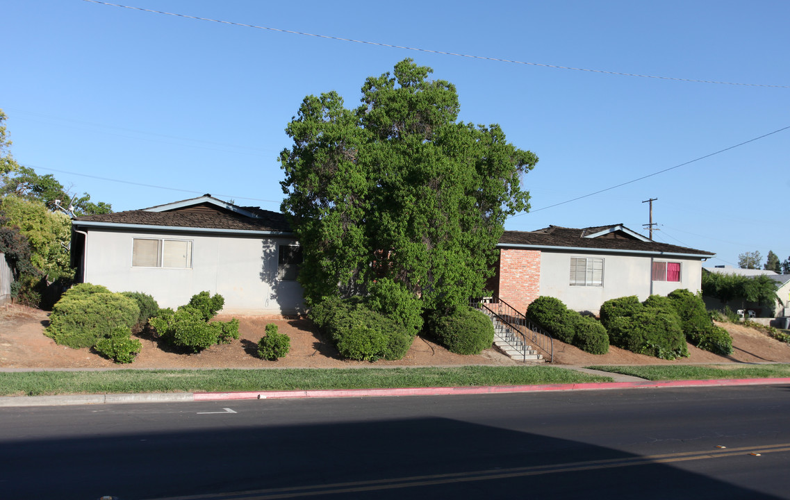 397 N Valencia Blvd in Woodlake, CA - Building Photo