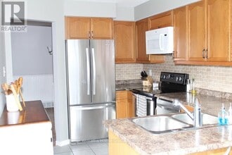 218 Silurian Dr in Guelph, ON - Building Photo - Building Photo