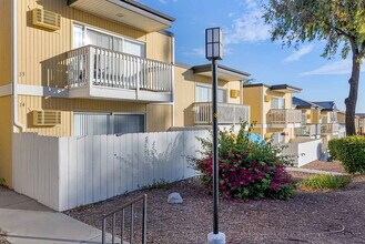 Summit Park Village in San Diego, CA - Foto de edificio - Building Photo