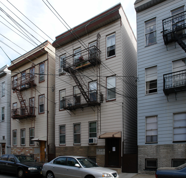 365 E Kinney St in Newark, NJ - Foto de edificio - Building Photo