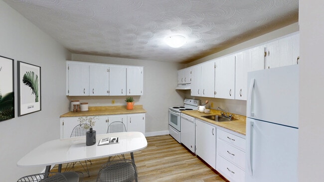 21 Connaught Av in Moncton, NB - Building Photo - Building Photo