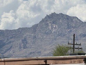 8574 E Ruby Dr in Tucson, AZ - Foto de edificio - Building Photo