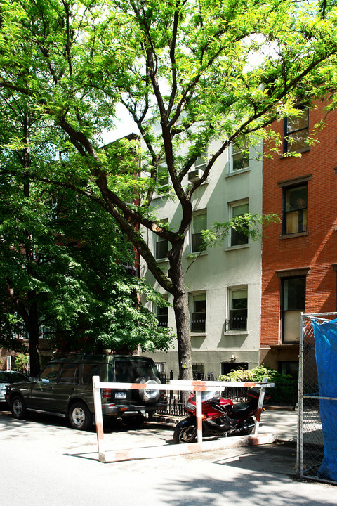 127 W 15th St in New York, NY - Building Photo