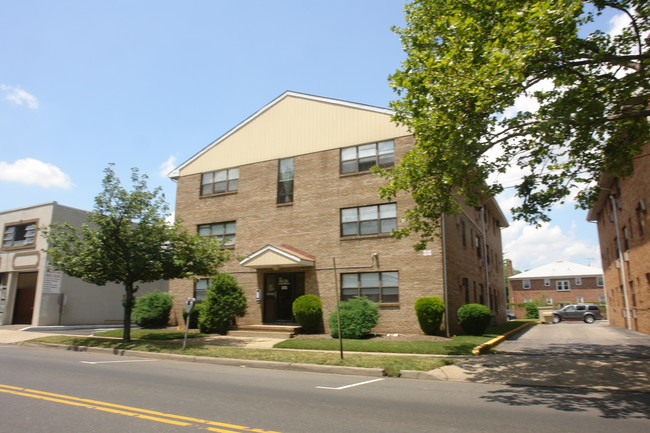 115 E Elizabeth Ave in Linden, NJ - Foto de edificio - Building Photo