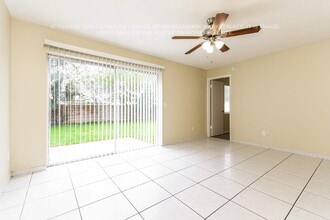 890 Kentucky Woods Ln E in Orlando, FL - Building Photo - Building Photo