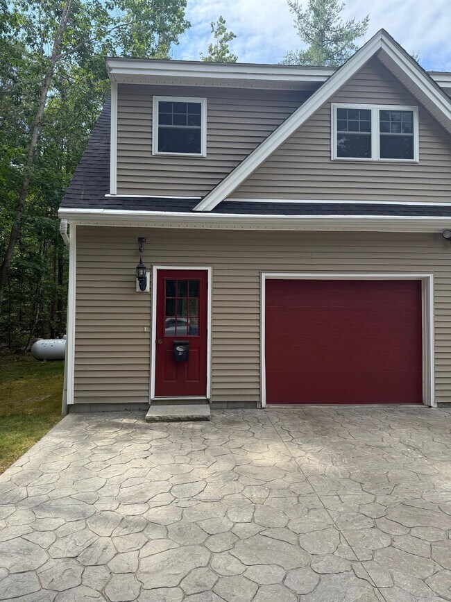 4 Andrew Way in Madbury, NH - Building Photo - Building Photo