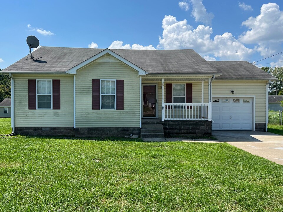 107 Gleaves Ln in Oak Grove, KY - Building Photo