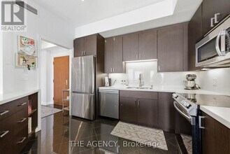 1 Palace Pier Ct in Toronto, ON - Building Photo - Building Photo