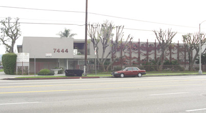 Woodman Apartments in Van Nuys, CA - Foto de edificio - Building Photo