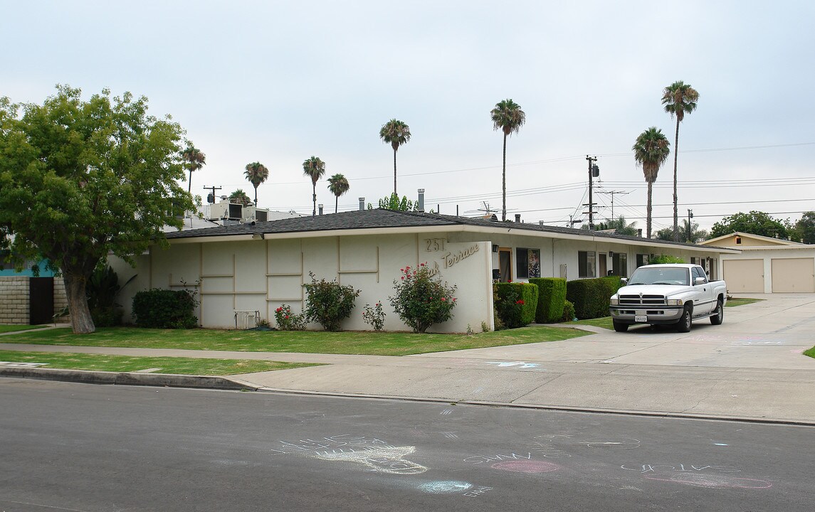 251 S Oak St in Orange, CA - Building Photo