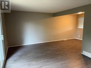 21 Woodlawn Rd in Welland, ON - Building Photo - Building Photo
