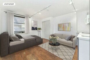 224 W 13th St in New York, NY - Building Photo