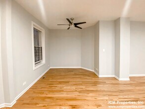 2452 N Southport Ave, Unit 2450 in Chicago, IL - Foto de edificio - Building Photo