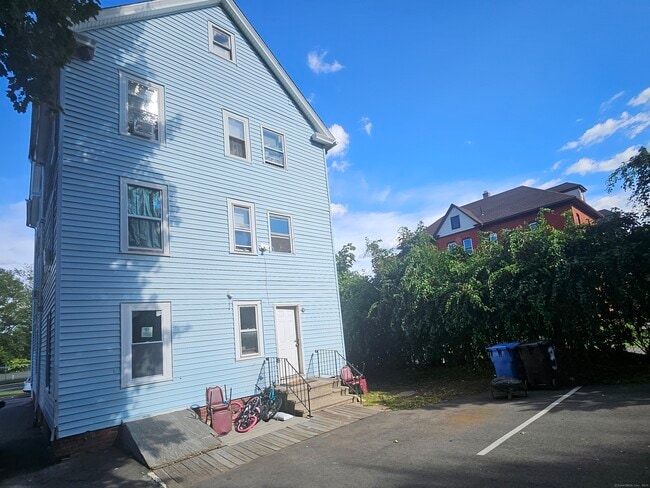 419 Columbus Blvd in New Britain, CT - Building Photo - Building Photo