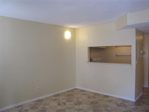7137 E Bank Dr in Tampa, FL - Building Photo - Building Photo