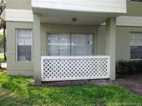 6760 NW 175th Ln-Unit -B-10 in Hialeah, FL - Foto de edificio - Building Photo