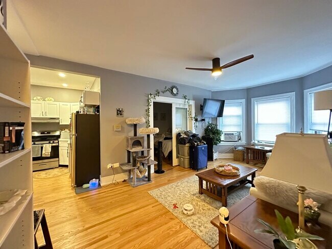 625 W Cornelia Ave, Unit A09C in Chicago, IL - Foto de edificio - Building Photo
