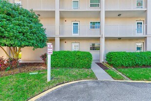 10215 Regal Dr in Largo, FL - Building Photo