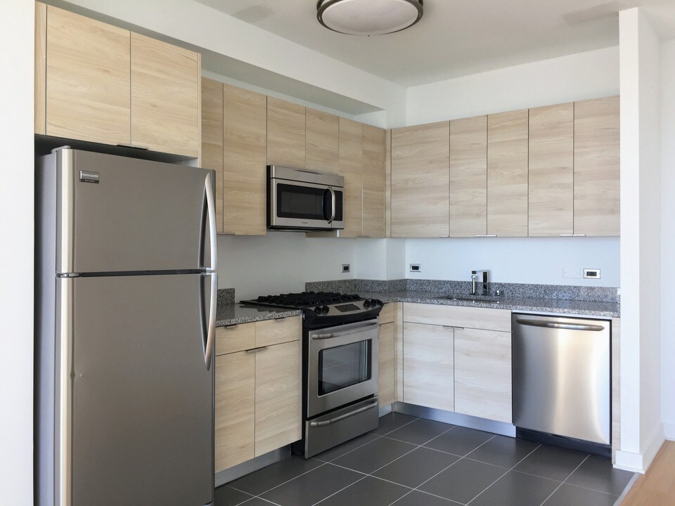 4325 Hunter St in Queens, NY - Building Photo