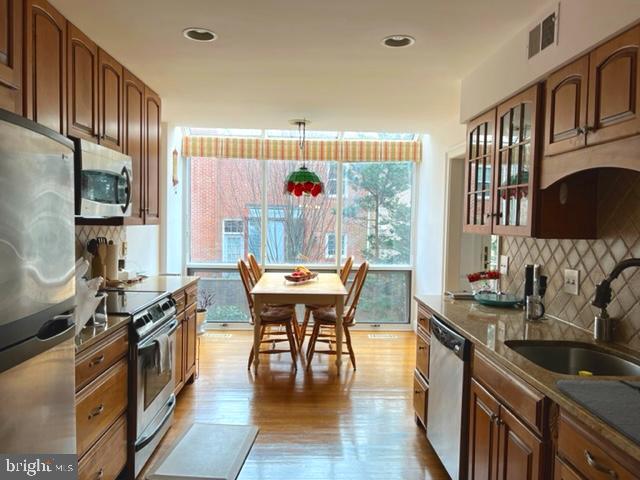 8033 Quarry Ridge Way in Bethesda, MD - Building Photo
