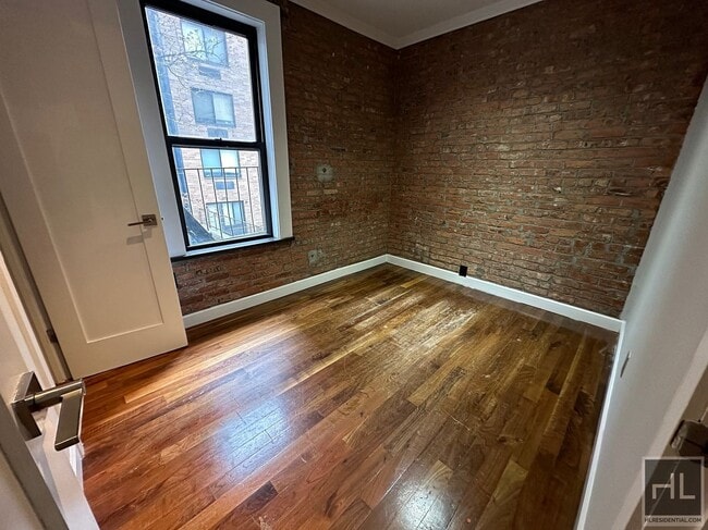 East 106th Street, Unit 5 in New York, NY - Foto de edificio - Building Photo