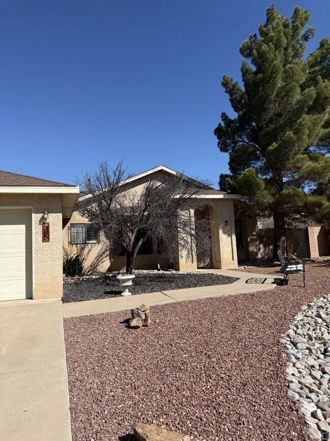 property at 6717 Tesuque Dr NW