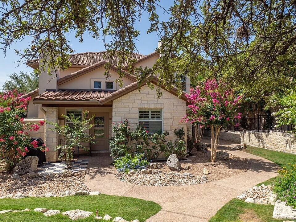 55 Tournament Way in The Hills, TX - Building Photo