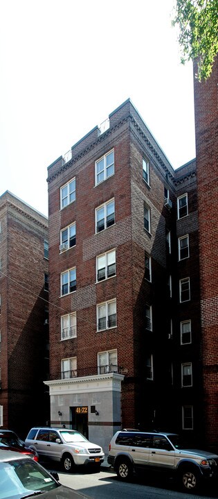 Remcort in Elmhurst, NY - Foto de edificio