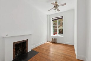 23 Grove St in New York, NY - Building Photo