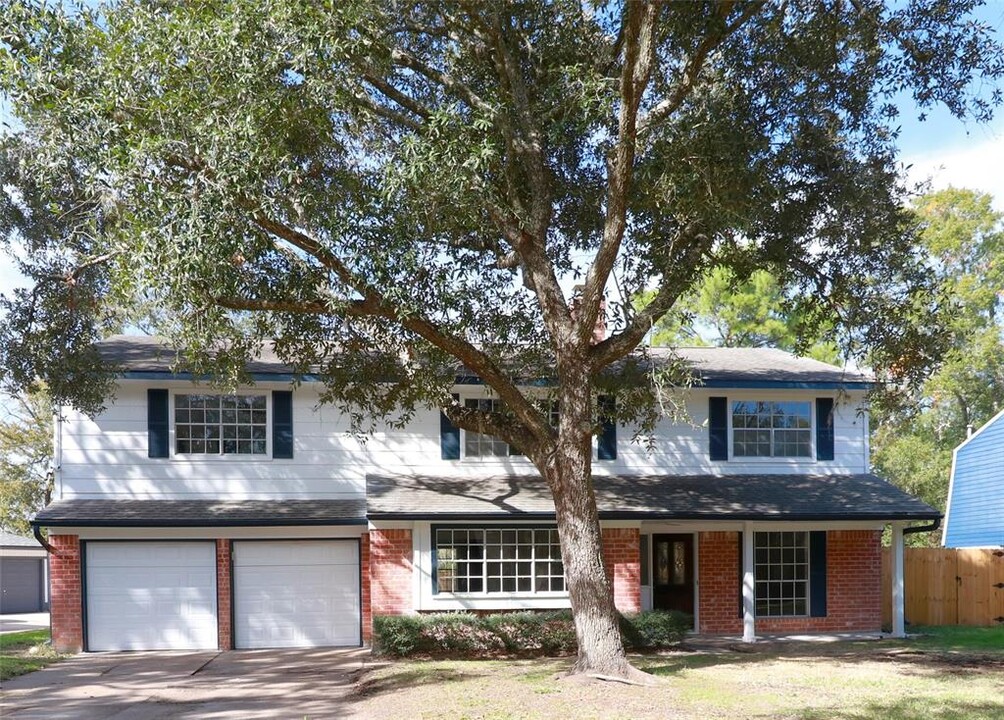 133 Cherry Tree Ln in Friendswood, TX - Building Photo